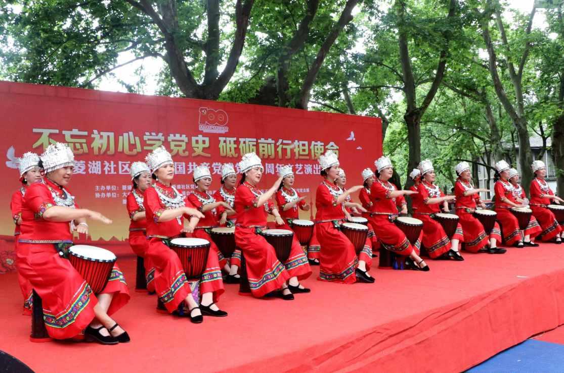 时尚民族风装扮